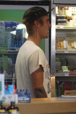 25.09 | Justin Bieber é visto em West Hollywood, CA
