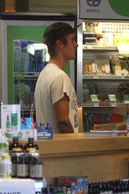 25.09 | Justin Bieber é visto em West Hollywood, CA