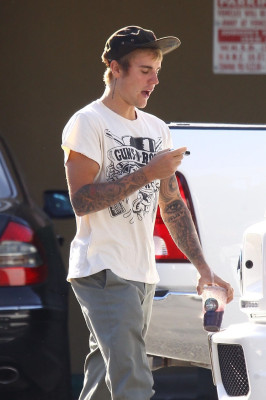 25.09 | Justin Bieber é visto em West Hollywood, CA