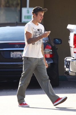 25.09 | Justin Bieber é visto em West Hollywood, CA