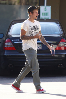 25.09 | Justin Bieber é visto em West Hollywood, CA