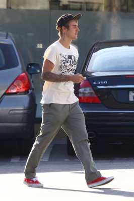 25.09 | Justin Bieber é visto em West Hollywood, CA