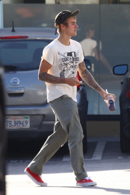 25.09 | Justin Bieber é visto em West Hollywood, CA