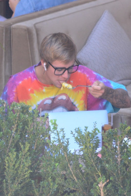 27.09 | Justin Bieber é visto em um restaurante em Beverly Hills, CA