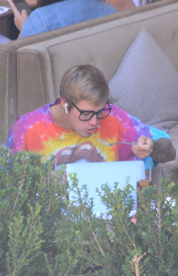 27.09 | Justin Bieber é visto em um restaurante em Beverly Hills, CA