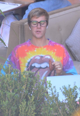 27.09 | Justin Bieber é visto em um restaurante em Beverly Hills, CA
