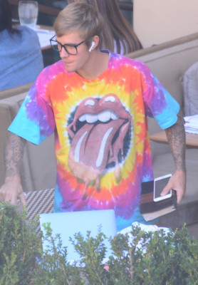 27.09 | Justin Bieber é visto em um restaurante em Beverly Hills, CA
