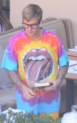 27.09 | Justin Bieber é visto em um restaurante em Beverly Hills, CA