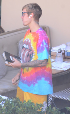 27.09 | Justin Bieber é visto em um restaurante em Beverly Hills, CA