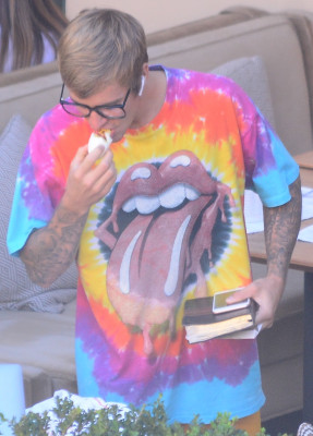 27.09 | Justin Bieber é visto em um restaurante em Beverly Hills, CA