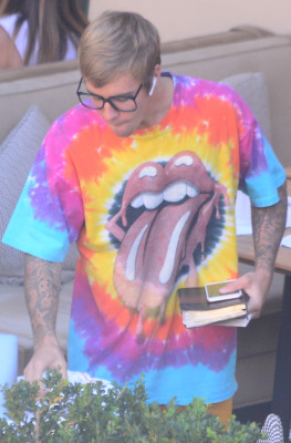 27.09 | Justin Bieber é visto em um restaurante em Beverly Hills, CA