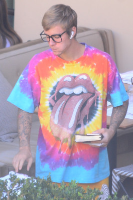27.09 | Justin Bieber é visto em um restaurante em Beverly Hills, CA