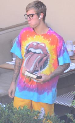 27.09 | Justin Bieber é visto em um restaurante em Beverly Hills, CA