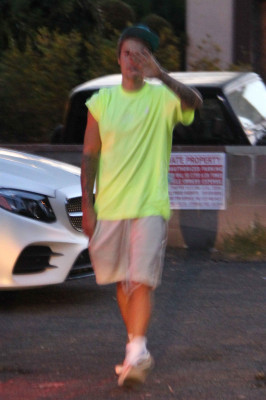 28.09 | Justin Bieber é visto no Bar Lubitsch em West Hollywood, CA