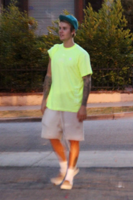 28.09 | Justin Bieber é visto no Bar Lubitsch em West Hollywood, CA