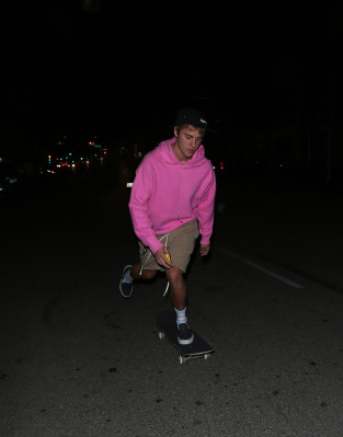 10.01 | Justin Bieber andando de skate em Beverly Hills, Califórnia