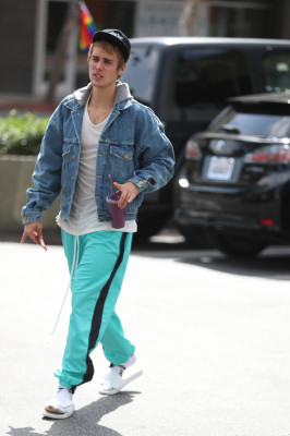 10.03 | Justin Bieber no Earthbar em Los Angeles, Califórnia