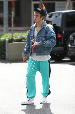 10.03 | Justin Bieber no Earthbar em Los Angeles, Califórnia