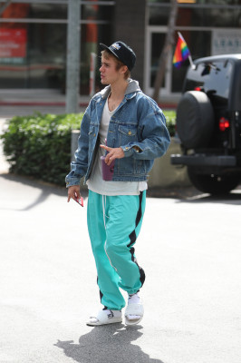 10.03 | Justin Bieber no Earthbar em Los Angeles, Califórnia