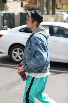 10.03 | Justin Bieber no Earthbar em Los Angeles, Califórnia