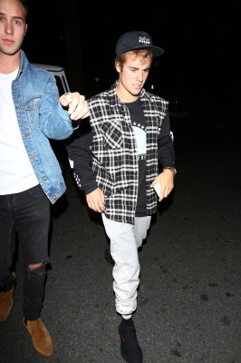 10.04 | Justin Bieber e Paola Paulin no Saban Theatre em Beverly Hills, CA