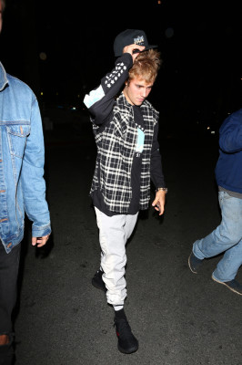 10.04 | Justin Bieber e Paola Paulin no Saban Theatre em Beverly Hills, CA