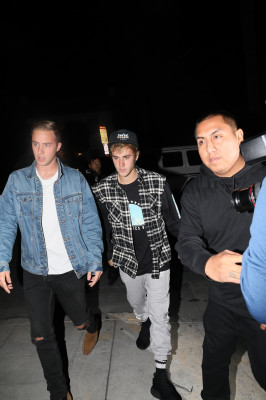 10.04 | Justin Bieber e Paola Paulin no Saban Theatre em Beverly Hills, CA