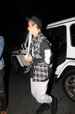 10.04 | Justin Bieber e Paola Paulin no Saban Theatre em Beverly Hills, CA