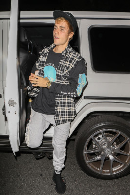 10.04 | Justin Bieber e Paola Paulin no Saban Theatre em Beverly Hills, CA