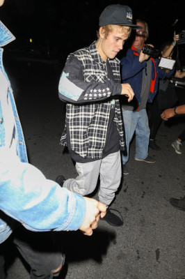 10.04 | Justin Bieber e Paola Paulin no Saban Theatre em Beverly Hills, CA