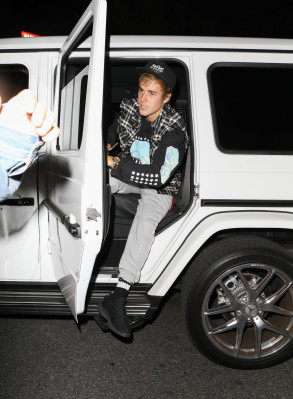 10.04 | Justin Bieber e Paola Paulin no Saban Theatre em Beverly Hills, CA