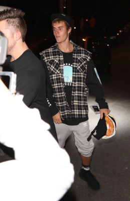 10.04 | Justin Bieber e Paola Paulin no Saban Theatre em Beverly Hills, CA