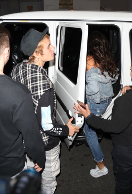 10.04 | Justin Bieber e Paola Paulin no Saban Theatre em Beverly Hills, CA