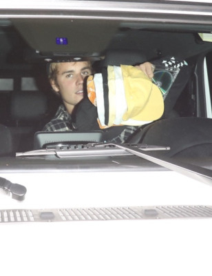 10.04 | Justin Bieber e Paola Paulin no Saban Theatre em Beverly Hills, CA