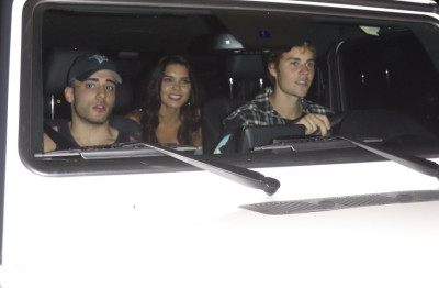 10.04 | Justin Bieber e Paola Paulin no Saban Theatre em Beverly Hills, CA