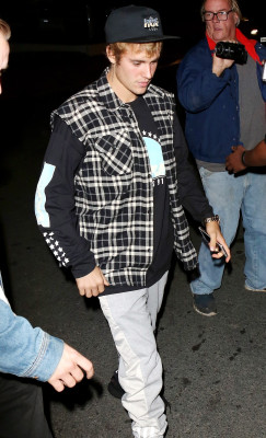 10.04 | Justin Bieber e Paola Paulin no Saban Theatre em Beverly Hills, CA