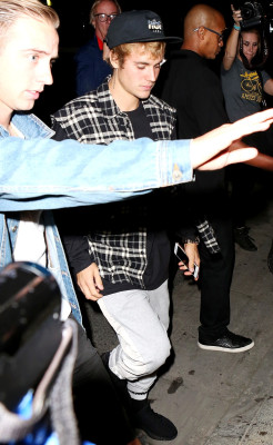 10.04 | Justin Bieber e Paola Paulin no Saban Theatre em Beverly Hills, CA