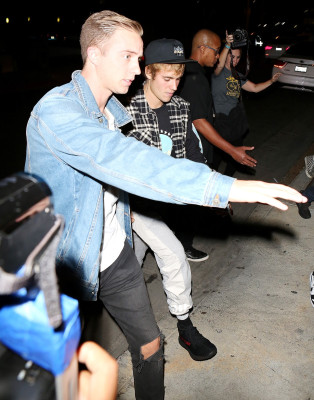 10.04 | Justin Bieber e Paola Paulin no Saban Theatre em Beverly Hills, CA
