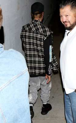 10.04 | Justin Bieber e Paola Paulin no Saban Theatre em Beverly Hills, CA