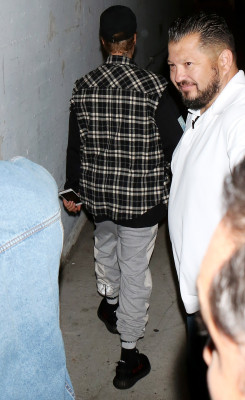 10.04 | Justin Bieber e Paola Paulin no Saban Theatre em Beverly Hills, CA