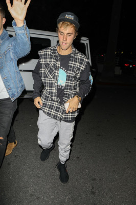 10.04 | Justin Bieber e Paola Paulin no Saban Theatre em Beverly Hills, CA