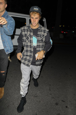 10.04 | Justin Bieber e Paola Paulin no Saban Theatre em Beverly Hills, CA