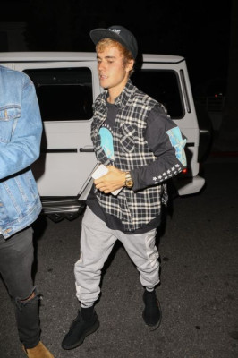 10.04 | Justin Bieber e Paola Paulin no Saban Theatre em Beverly Hills, CA