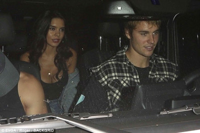 10.04 | Justin Bieber e Paola Paulin no Saban Theatre em Beverly Hills, CA