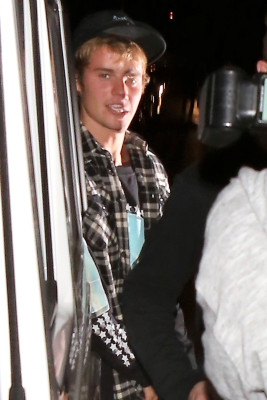 10.04 | Justin Bieber e Paola Paulin no Saban Theatre em Beverly Hills, CA