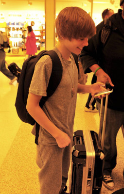 02.08 | Justin Bieber chegando no aeroporto em Miami