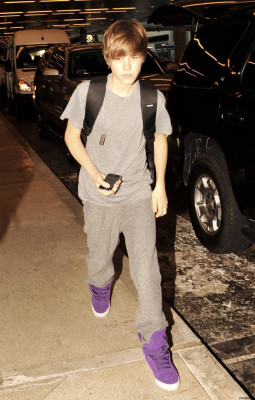 02.08 | Justin Bieber chegando no aeroporto em Miami