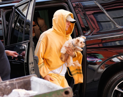 12.05 | Justin e Hailey Bieber em Nova York.