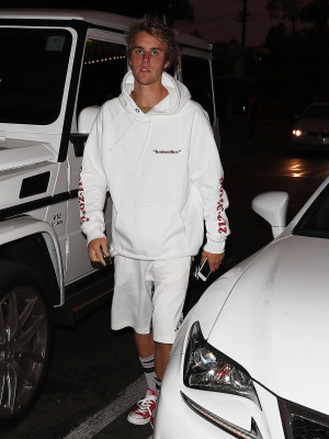 29.10 | Justin Bieber chegando em um Juicery em Los Angeles, Califórnia