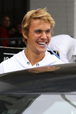 30.10 | Justin Bieber deixando o Joan’s On Third em Studio City, Califórnia